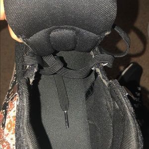 Timberlands size 8.5 in men, 10 in women.